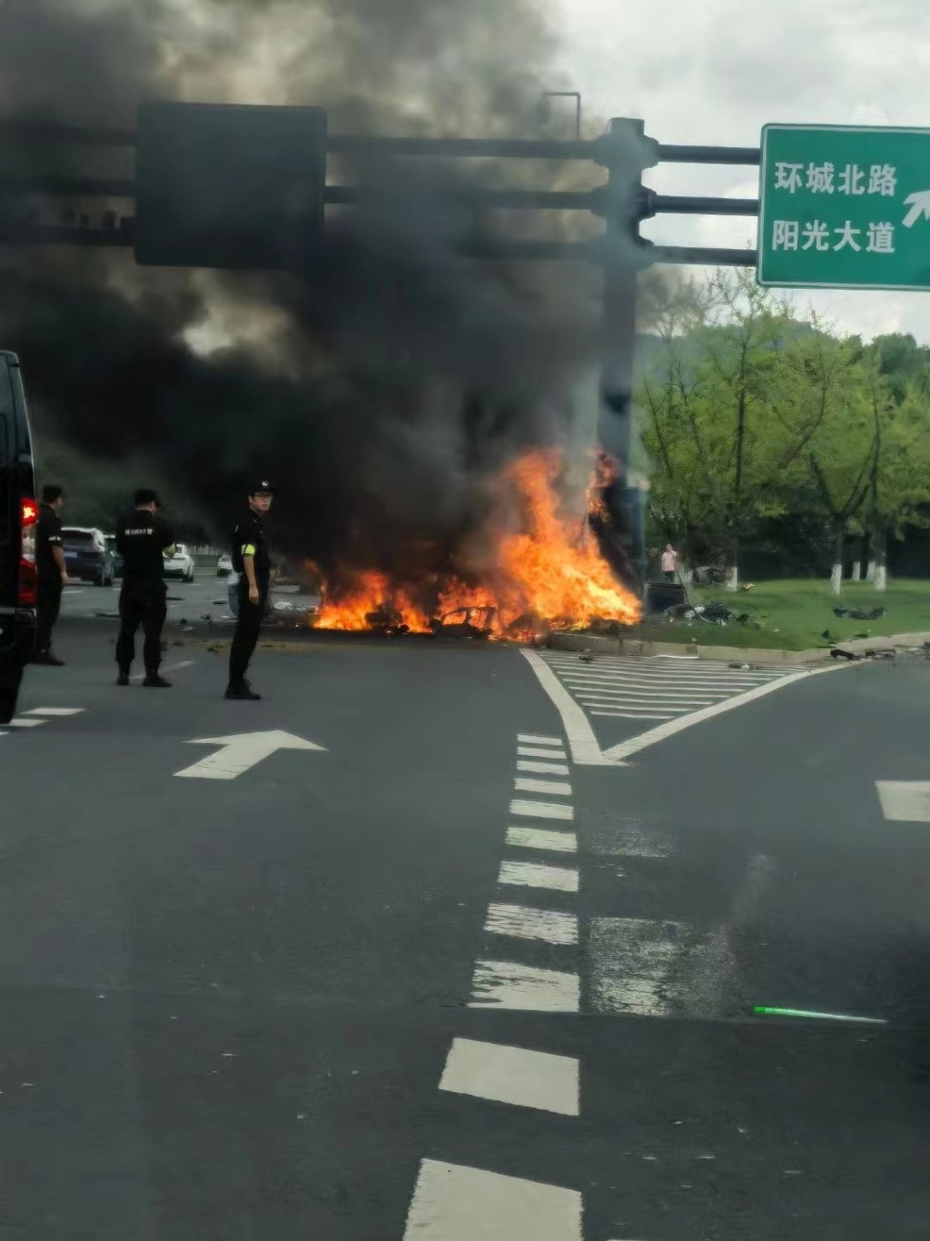 浙江義烏車禍發生後，肇事電動車著火。