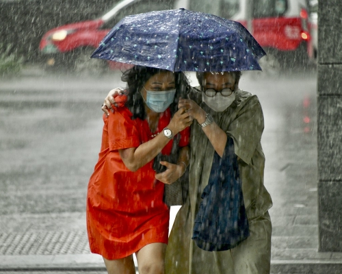 天文台預料影響珠江口的一道雨帶會在今晚逐漸遠離。資料圖片