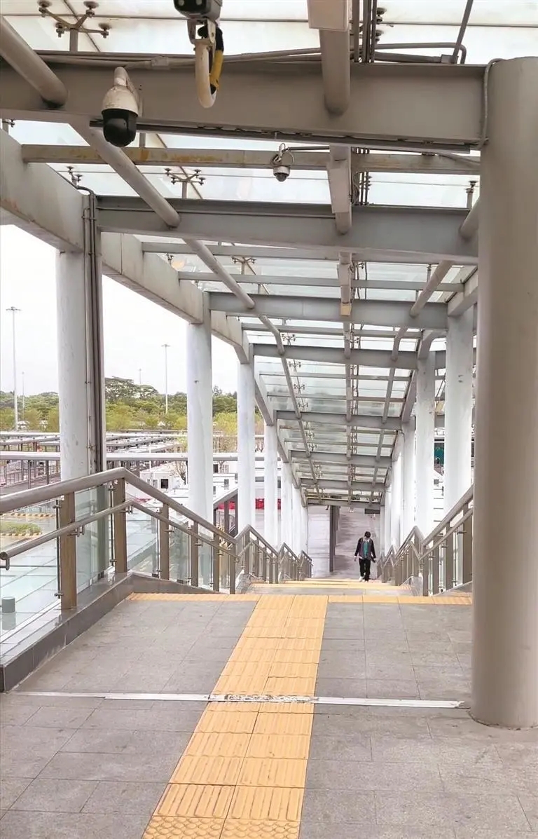 深圳灣口岸建成1350米全覆蓋式風雨連廊,無縫串聯多個區域。 深圳特區報 深圳灣口岸建成1350米全覆蓋式風雨連廊,無縫串聯多個區域。 深圳特區報