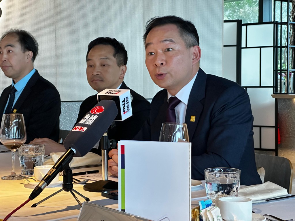 高等教育科技學院校長劉建德今日出席新春傳媒午宴時表示,高科院正與合作伙伴研究改裝酒店為學生宿舍。 高等教育科技學院校長劉建德今日出席新春傳媒午宴時表示,高科院正與合作伙伴研究改裝酒店為學生宿舍。