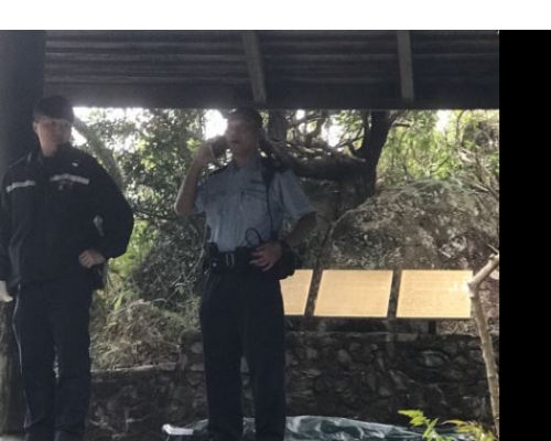 救援人員將死者屍體抬至附近涼亭。