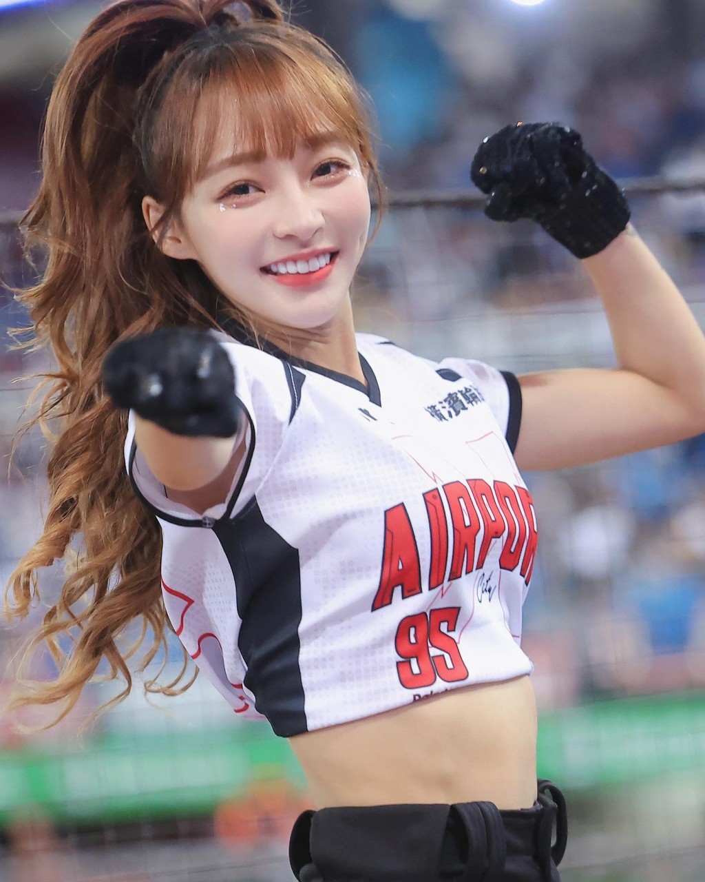 林襄是台灣職業棒球隊「樂天桃猿」的啦啦隊成員。