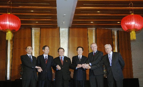 2007年2月13日，六方會談各代表團團長握手合影（從左至右：日、韓、朝、中、美、俄）。當日，歷時6天的第五輪六方會談第三階段會議在北京落下帷幕。 新華社