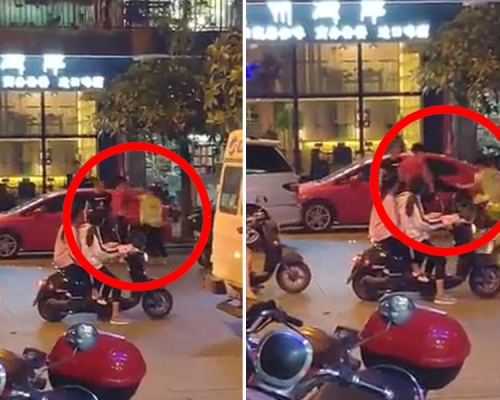 廣西玉林一位道路泊車收費員,向司機索要停車費2.5元,男子不願繳費,竟對女收費員揮起拳頭(左圖),還狠狠踢了一腳(右圖)。