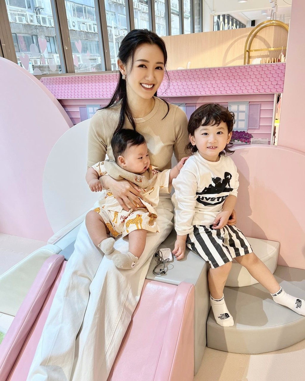 张宝儿早前带囝囝出席杨茜尧女儿小珍珠4岁生日，同场仲有陈山聪儿童Jaco。
