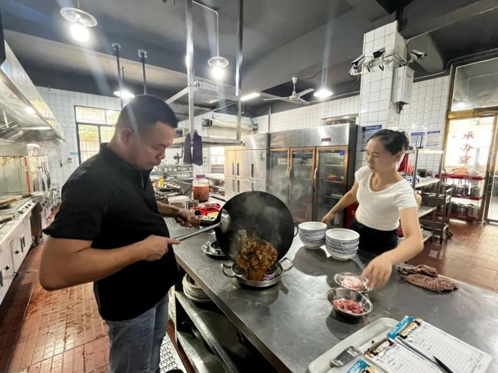 有了儿子的帮助，贺建与胡茜得以顺利经营乡村酒店。《潇湘晨报》