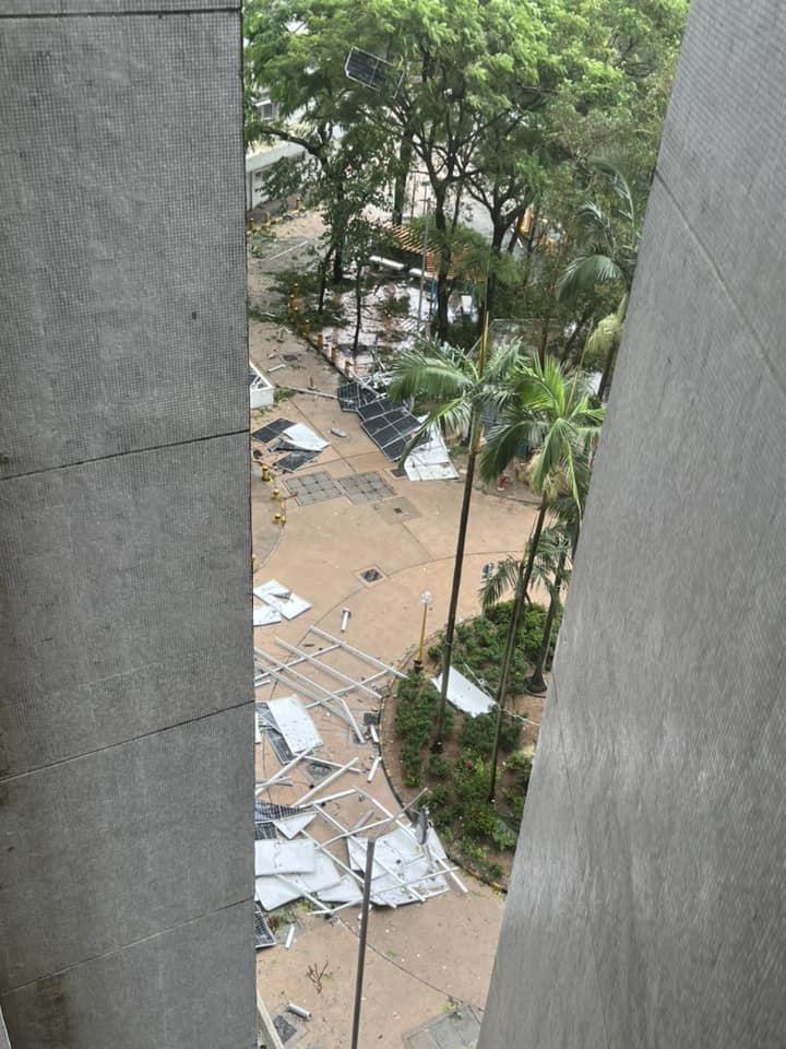 李鄭屋邨大量太陽能板飛落街。fb：香港突發事故報料區及討論區
