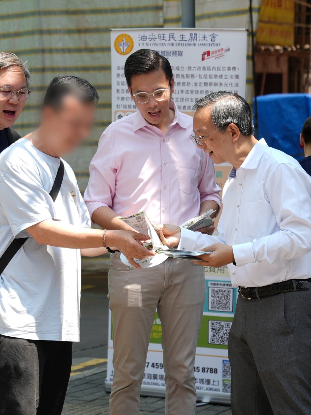 戴尚誠聯同立法會議員梁文廣到佐敦街站向市民派發傳單。何永賢fb 戴尚誠聯同立法會議員梁文廣到佐敦街站向市民派發傳單。何永賢fb