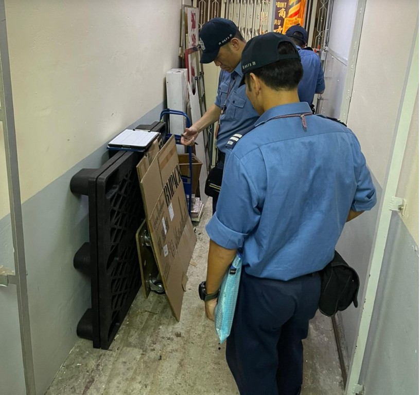 其间消防人员就不同火警危险发现共261项违规事项，包括逃生途径被阻塞或锁上。消防fb资料图片