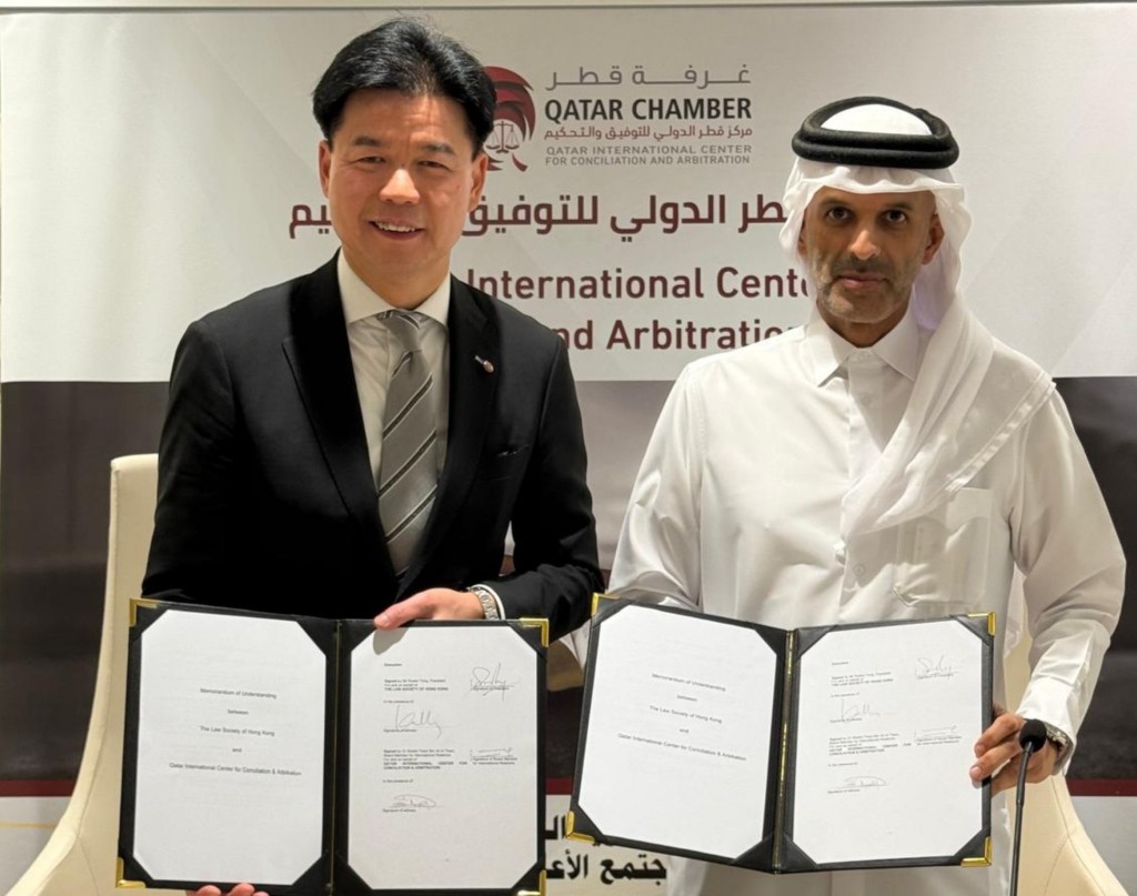律師會會長湯文龍與卡塔爾國際調解仲裁中心董事會副主席Thani Al Thani代表雙方機構簽署諒解備忘錄。(律師會提供) 律師會會長湯文龍與卡塔爾國際調解仲裁中心董事會副主席Thani Al Thani代表雙方機構簽署諒解備忘錄。(律師會提供)