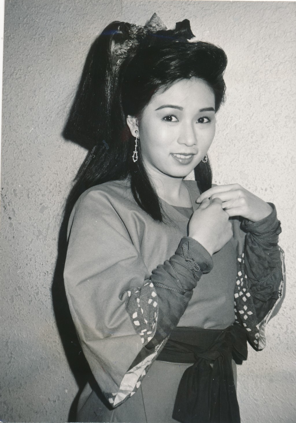 直至1983年她參加香港小姐入行，雖然她中途因公事而放棄繼續參選，但後來亦經廖安麗介紹下加入演藝圈。