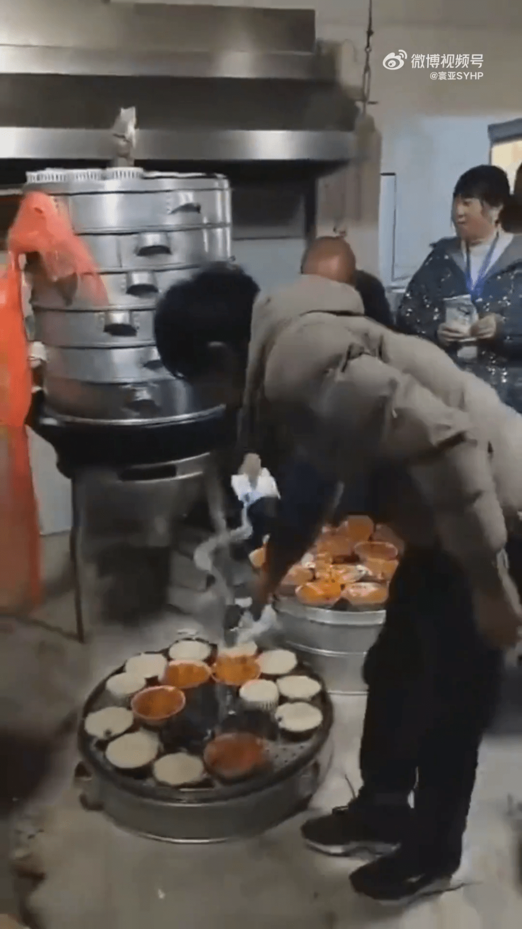 一群挂著工作证的工作人员，直接拿起一袋袋的盐，直接倒入正在烹饪的食物中。