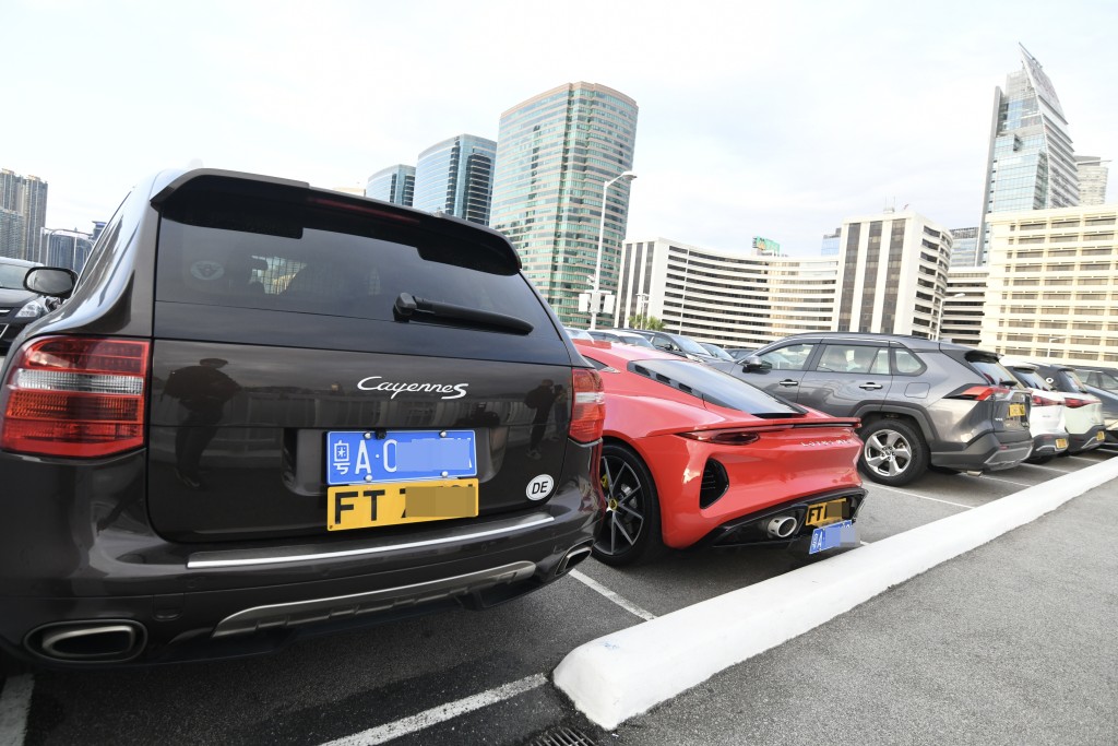 聖誕節中午，港運大廈露天停車場至少有5輛「FT」車牌的粵車停泊。