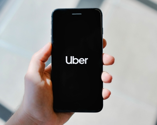 Uber為提升乘客的搭乘體驗，近日推出「無綫PIN驗證功能」，將過去「PIN驗證」功能加以升級，確保乘客上到正確車輛。unsplash圖片