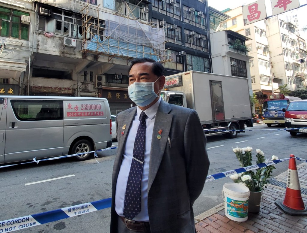 香港尼泊爾商會主席Pun T. Prakash說放蠟燭在地下是族人的傳統。