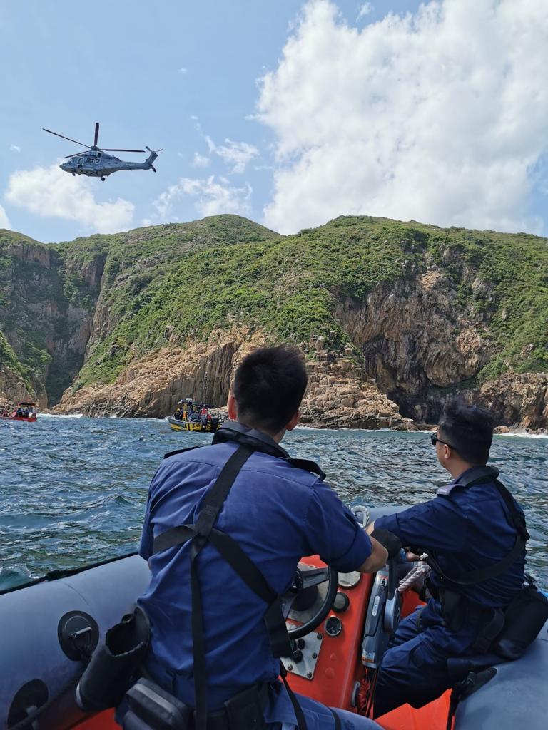 上周六6名獨木舟人士被困於西貢吊鐘洲金魚擺尾石附近海面,水警、消防處及政府飛服務隊人員到場採取聯合救援行動。