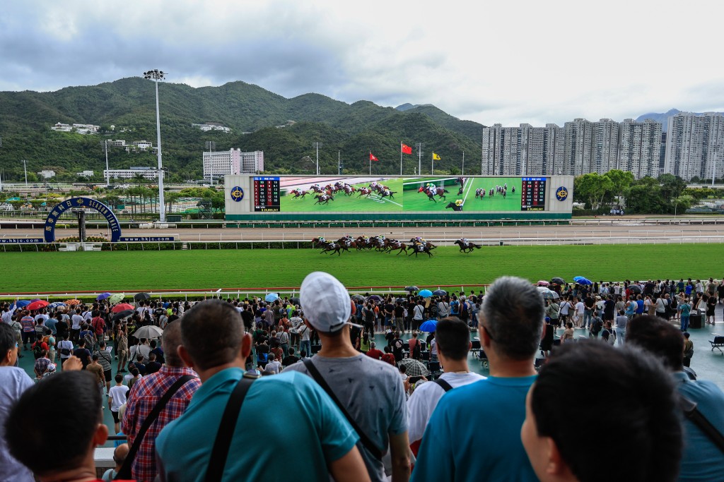 未到下午4時，馬會門口已人頭湧湧，氣氛熱烈高漲。丹尼爾攝