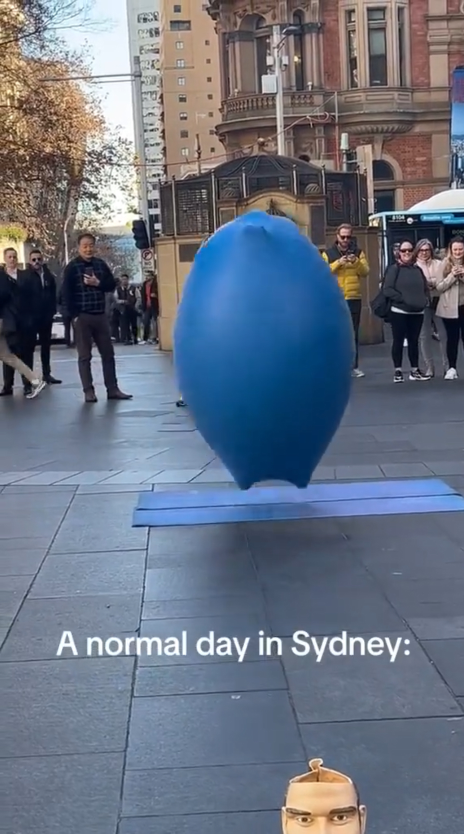「悉尼氣球人」跳來跳去，有時會「露腳」。 X