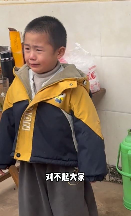 男童開席前弄翻菜餚，痛哭認錯短片在網上熱播。抖音