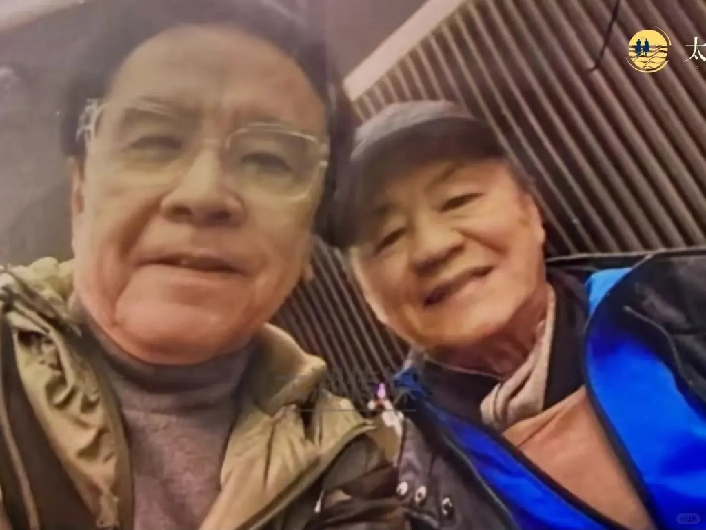 狄龍和姜大衛有傳已冰釋前嫌,二人的世紀合照於網上流出。 狄龍和姜大衛有傳已冰釋前嫌,二人的世紀合照於網上流出。
