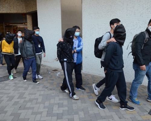 5名疑犯被黑布蒙頭帶返警署調查。