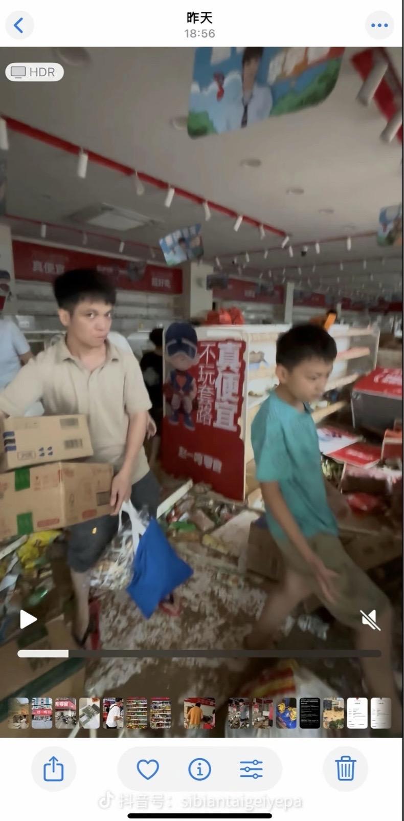 大批懷集民眾對零食超市「零元購」。抖音 大批懷集民眾對零食超市「零元購」。抖音