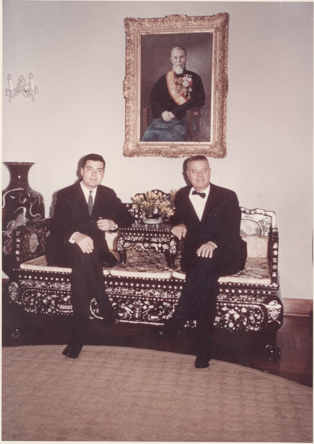 何世禮與兒子何鴻毅60年代於何東花園合照。牆壁上懸着何東爵士畫像。  資料圖片