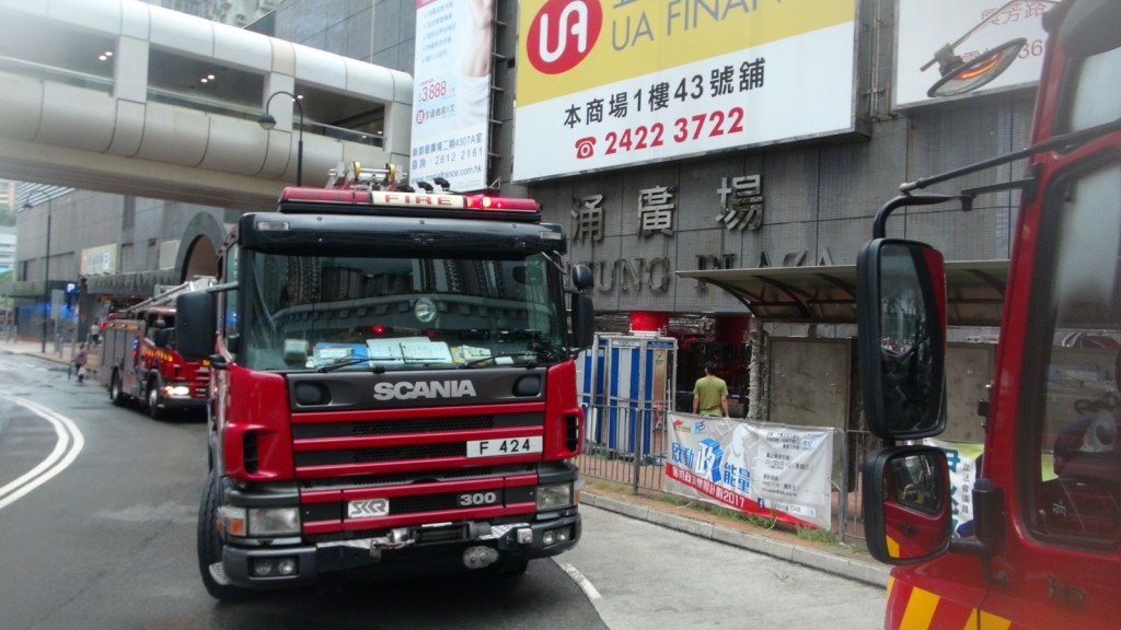 消防派出多輛消防車到場。林思明攝
