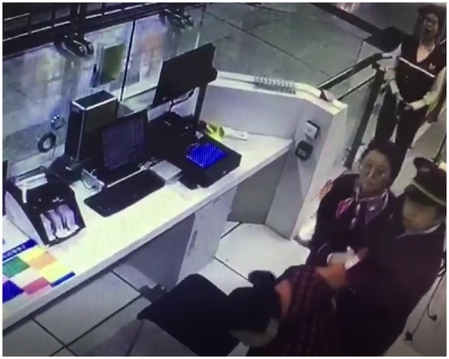 大妈硬闯客服中心拿回老年证。网图