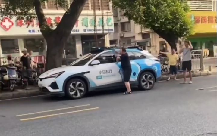 被夹手指的男子用硬物试图打破车窗。微博