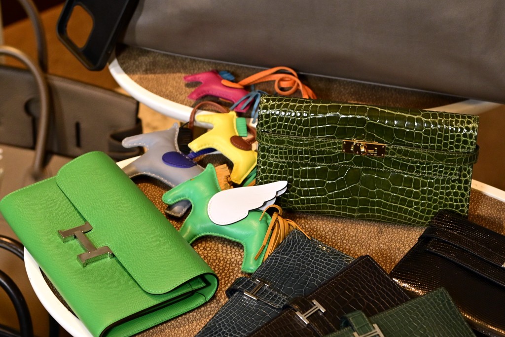 Hermès Constance款銀包（圖左）；綠色特別版「飛馬」（圖中）