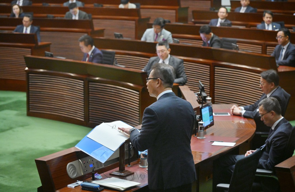 新一屆立法會上任後，首次聽取財政司司長陳茂波宣讀新一份《財政預算案》，每年平均需時約兩個多小時。