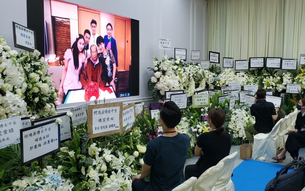 周星馳、劉德華花牌放正中間顯眼位置，場內一片花海。