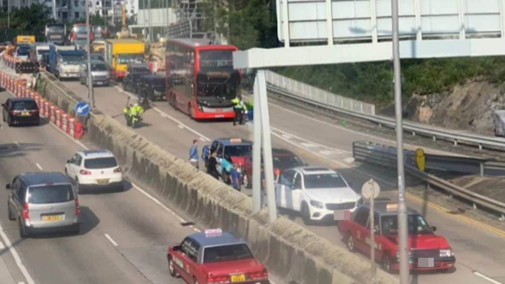 黃大仙龍翔道近天馬苑對開5車相撞。網民Anndee Cheung圖片