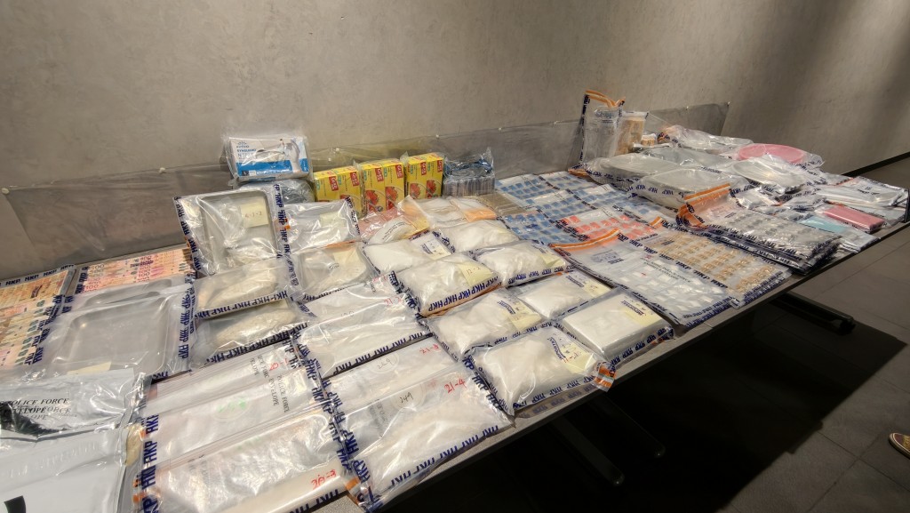 警方檢獲的毒品包括可卡因、冰毒、霹靂可卡因及氯胺酮等。 警方檢獲的毒品包括可卡因、冰毒、霹靂可卡因及氯胺酮等。