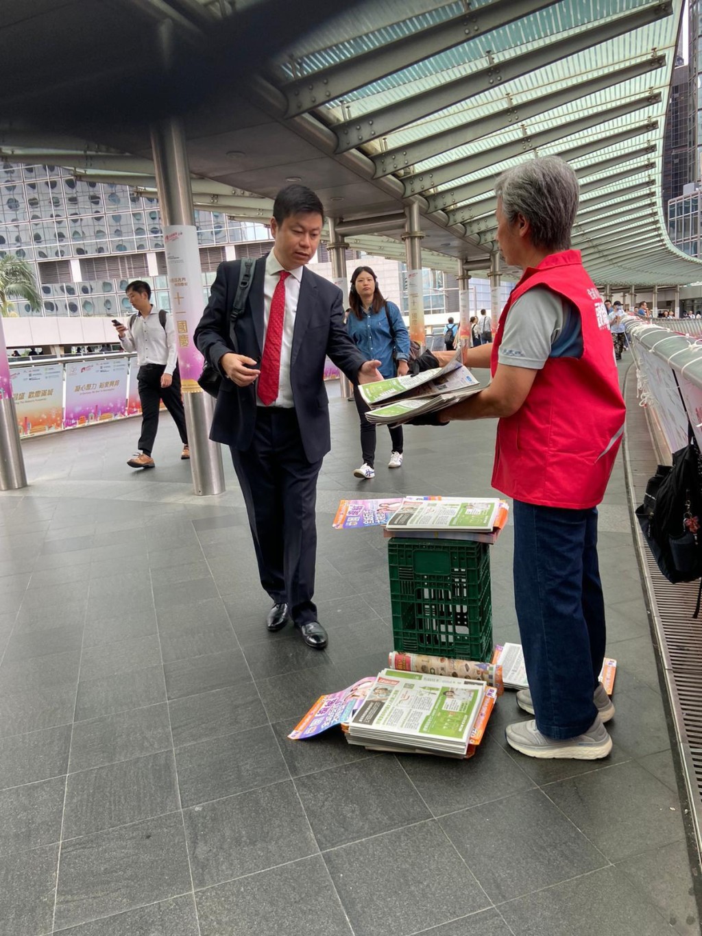 市民踴躍取閱附送《提紙》的免費報紙。