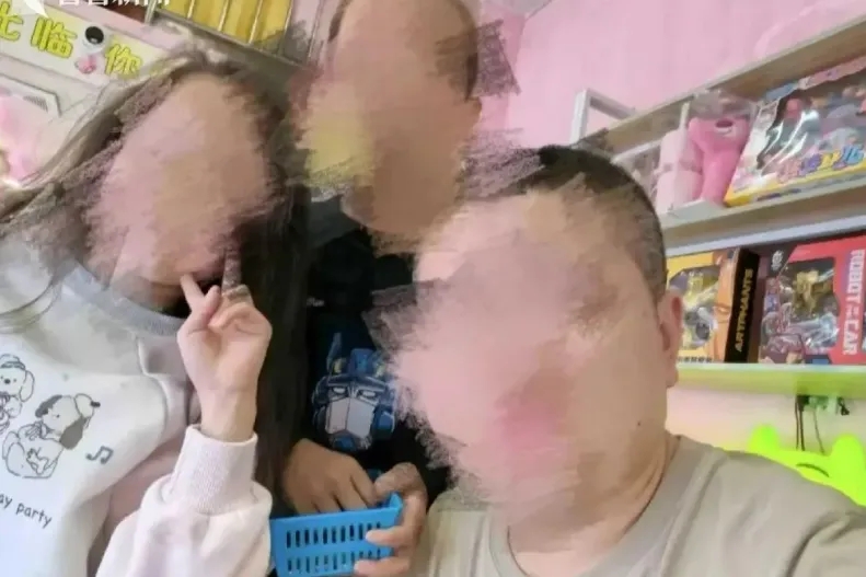 狠父劉某傑案發前帶著孩子吃飯玩耍，發文配文「最後的狂歡」。
