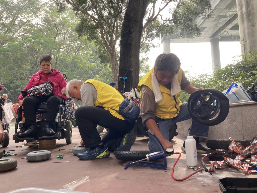 由于轮椅零件较占空间，工作小队只能在露天地方如公园中进行活动。(受访者提供)
