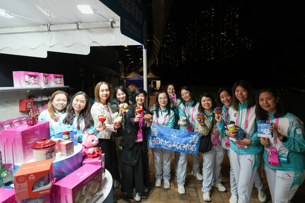 她們亦購買了全運會的玩偶盲盒留念。何永賢FB圖片