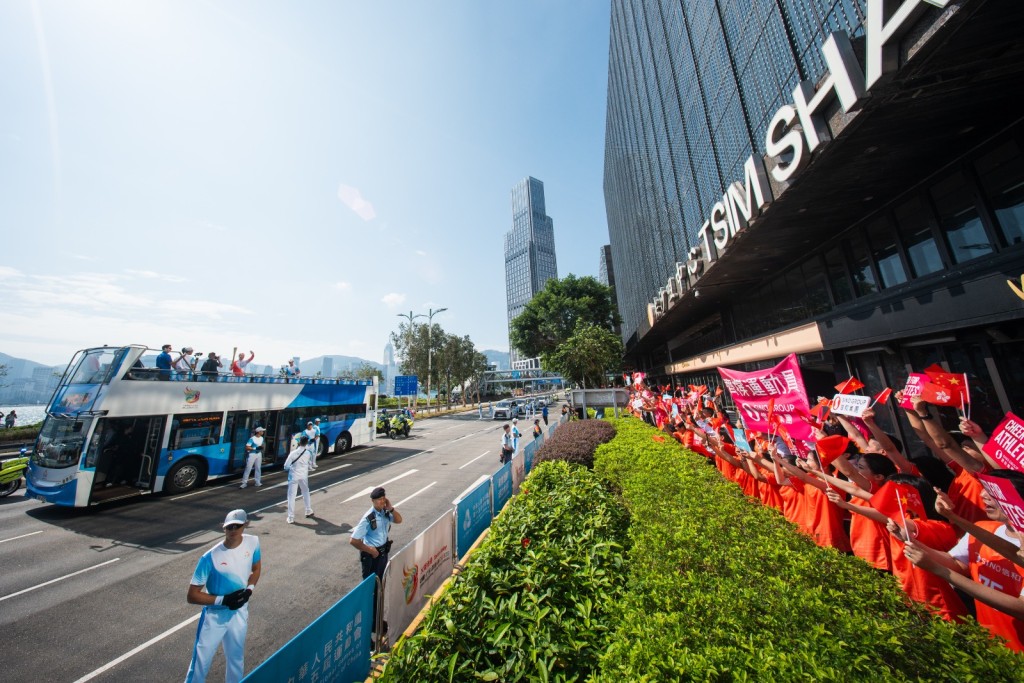 黃永光感謝沿途支持的同事與市民。 黃永光感謝沿途支持的同事與市民。