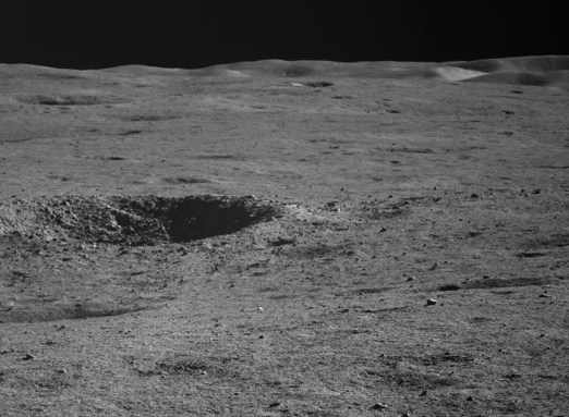 距離月球車約37m處的一個小型撞擊坑，直徑約5m。