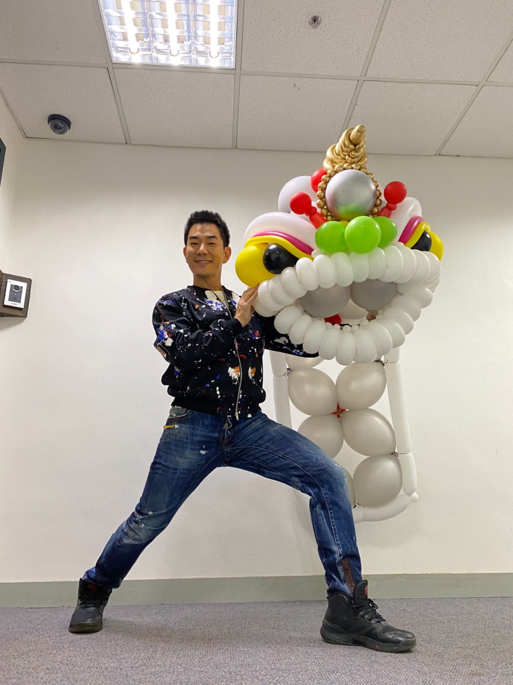 小齊的招牌半鹹淡廣東話亂噏一通非常搞笑。