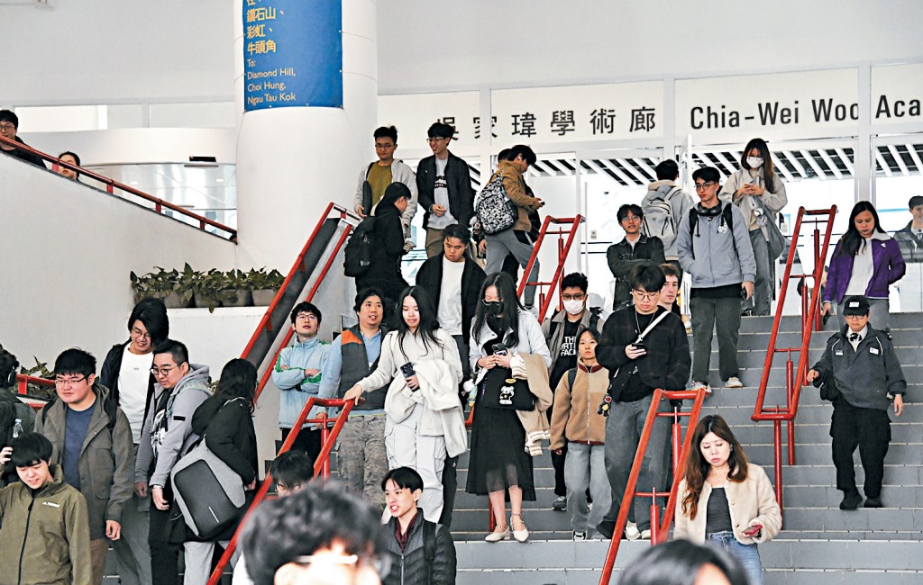 蔡若蓮表示，以往有人才子女從未在港生活，透過自修生身份應考文憑試，以本地生身份申請資助大學，相關申請有急速上升的趨勢。