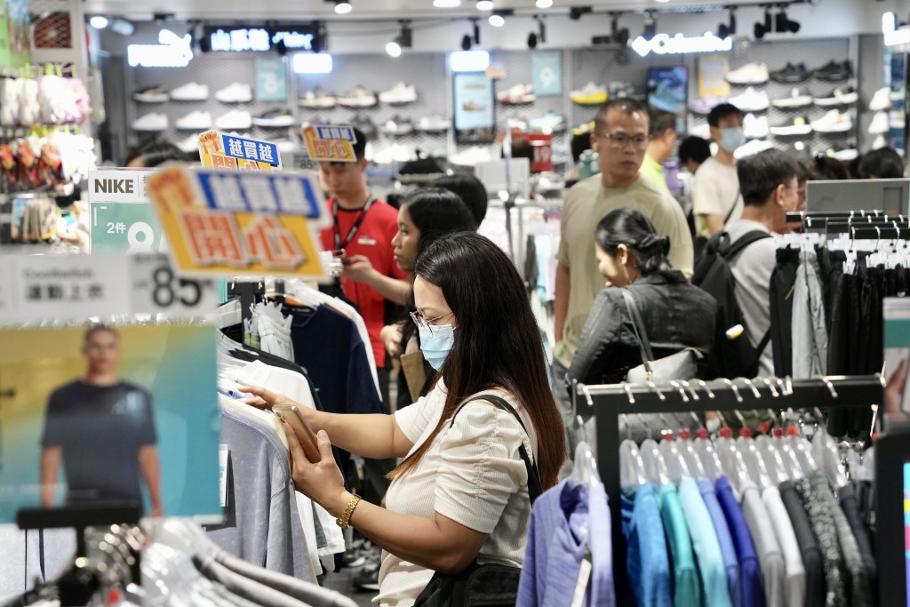 他認為派發電子消費券,再配合商界同時推出優惠,可進一步放大消費帶動的漣漪效應。資料圖片 他認為派發電子消費券,再配合商界同時推出優惠,可進一步放大消費帶動的漣漪效應。資料圖片