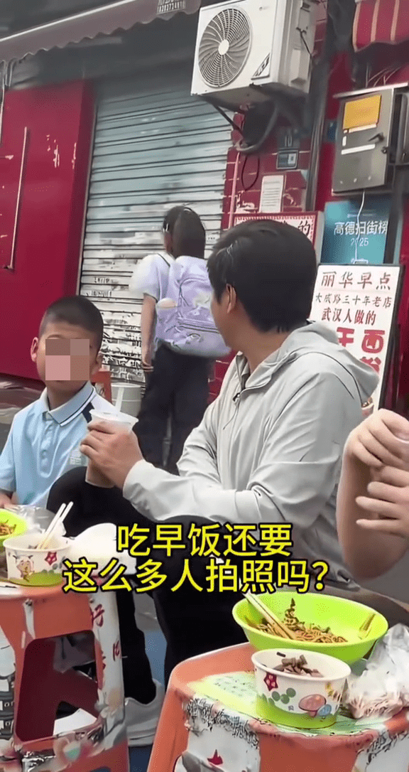小女孩抛下一句“吃早饭还要这么多人拍照”。