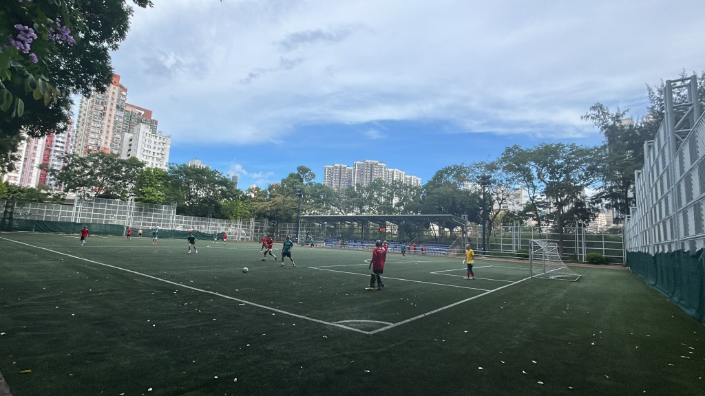 旺角櫻桃街公園足球場仍有市民踢波。 旺角櫻桃街公園足球場仍有市民踢波。
