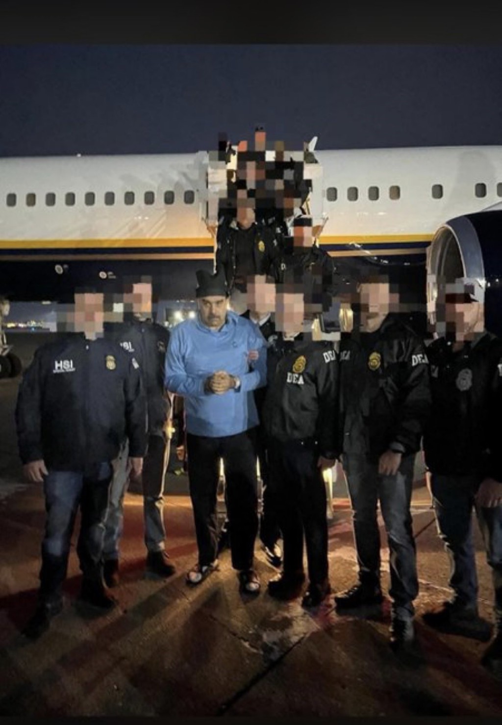 马杜罗被美国缉毒人员押解落机。X