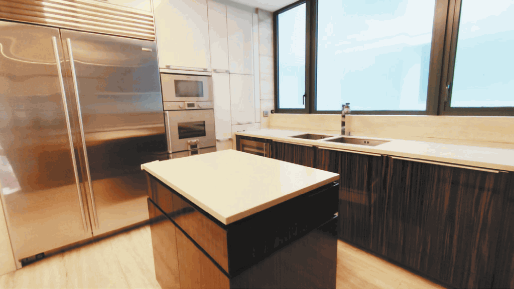 廚房備有名牌廚櫃及家電，入廚空間充裕。