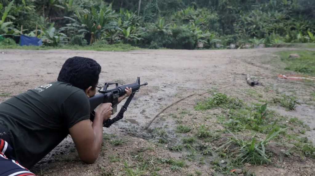 2020年當選國會議員Sithu Maung在緬甸克倫族反抗軍訓練營練槍。 資料圖片