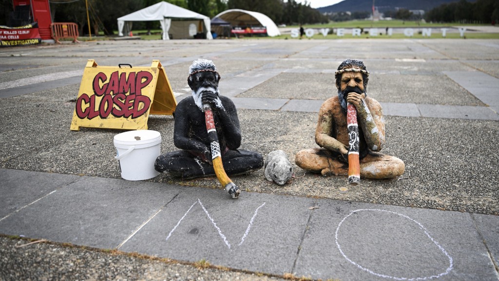 選民在象徵原住民的「帳篷大使館」地上寫下「NO」（反對）。 路透社
